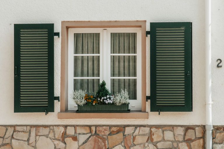 Comment bien choisir une fenêtre isolante pour ma maison ?