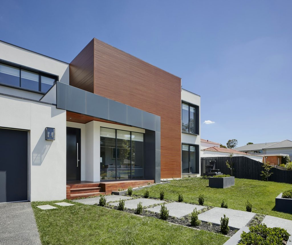 Allée en béton décoratif devant une maison contemporaine