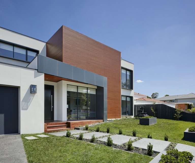 Allée en béton décoratif devant une maison contemporaine