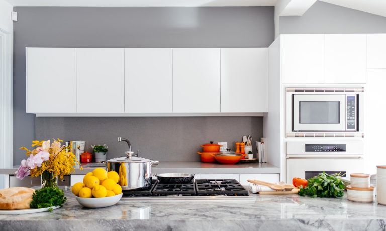 Cuisine équipée moderne avec plan de travail et électroménager intégré