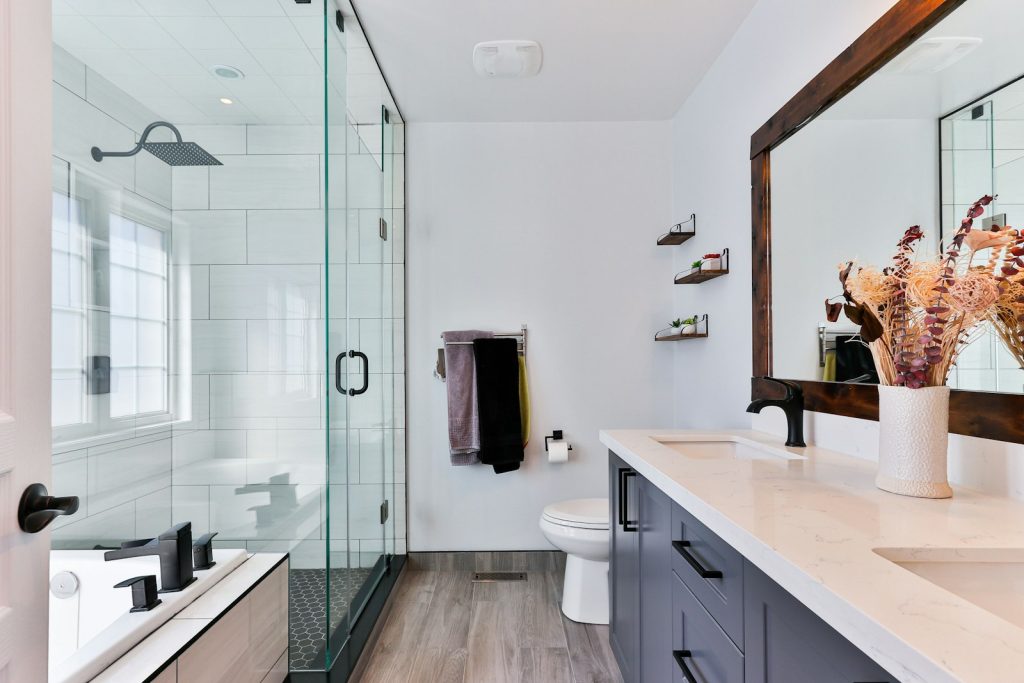 Salle de bain rénovée avec douche à l'italienne et meuble vasque